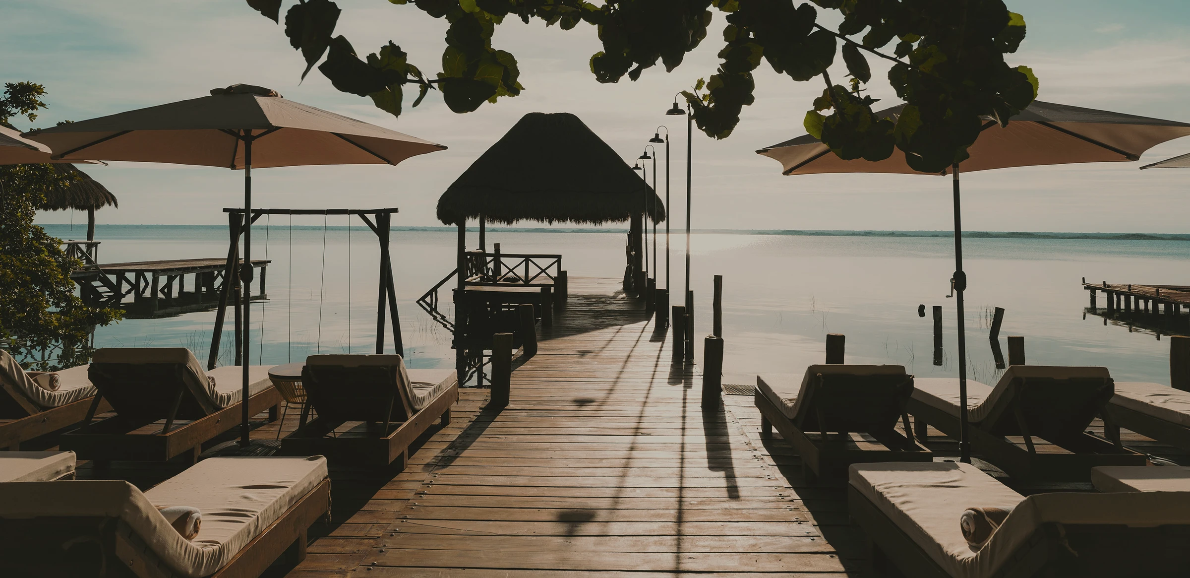 Camastros junto a la laguna en Zelune