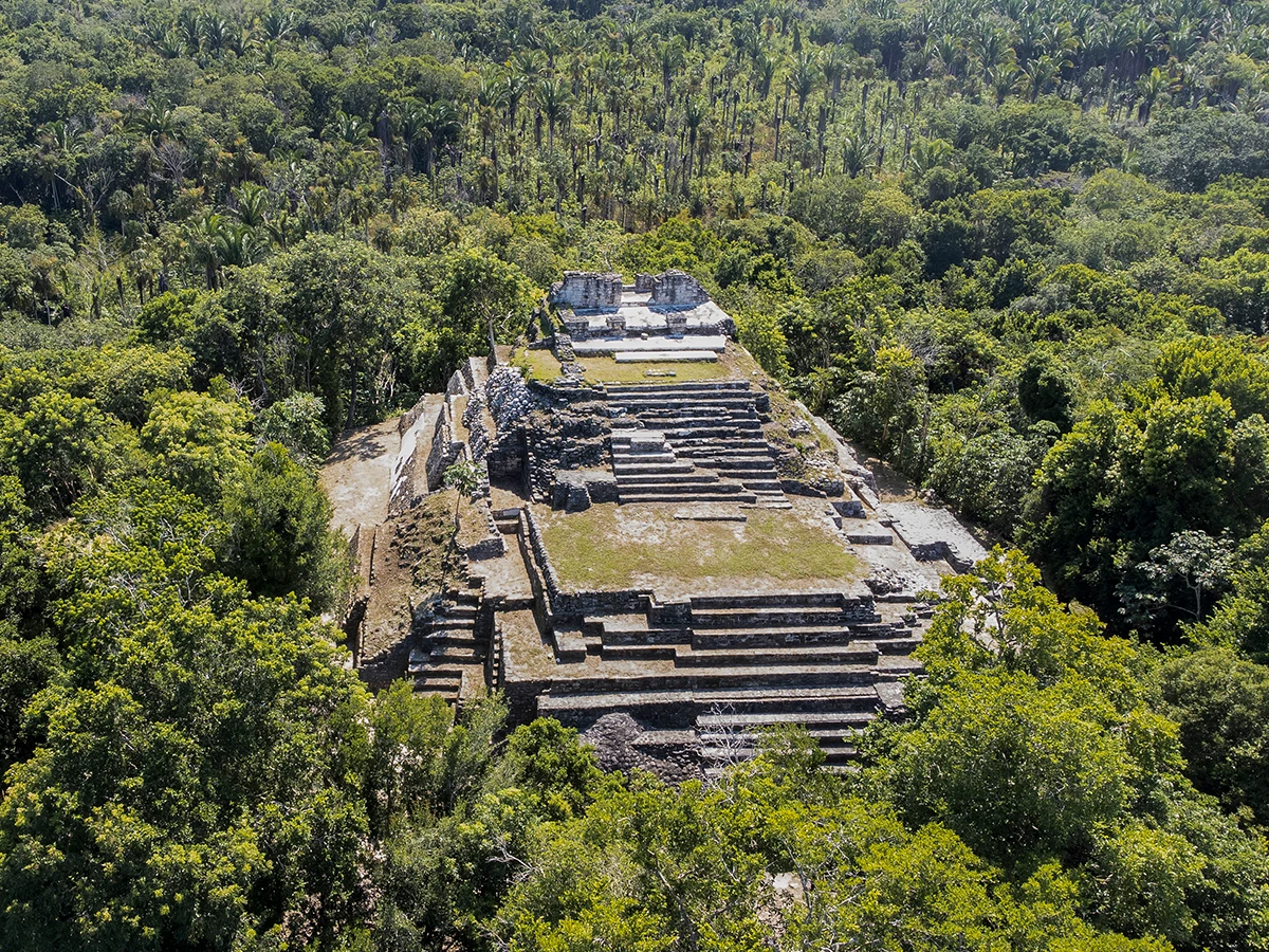 Pirámide de Ichkabal rodeada de selva