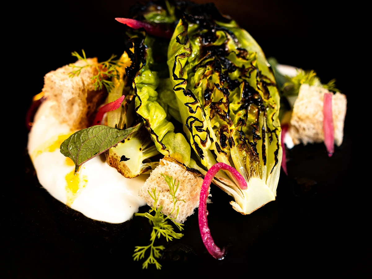 Platillo de cocina maya con vegetales a la parrilla