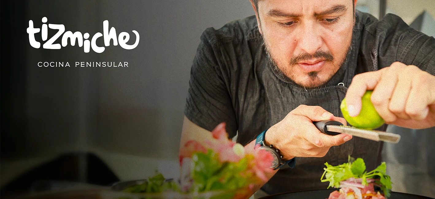 Chef Octavio Santiago preparando un platillo